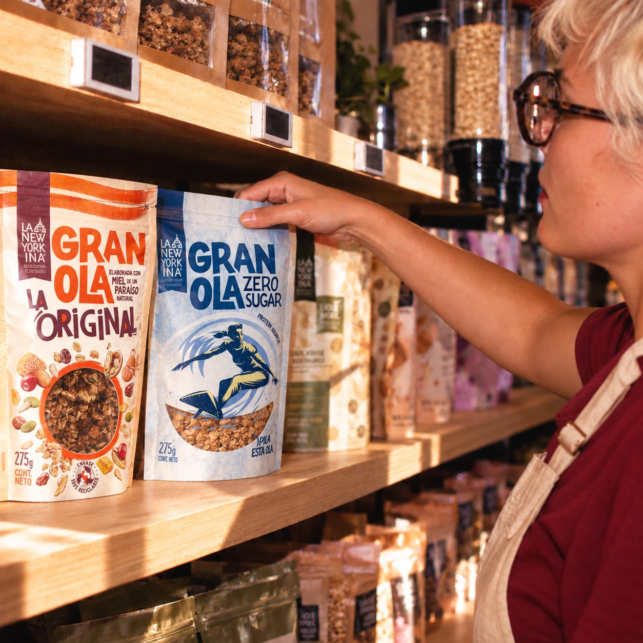 Una clienta elige granola de La Newyorkina en una tienda
